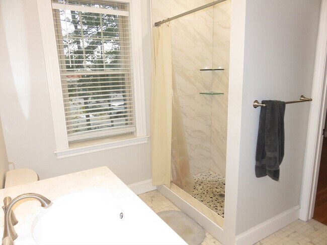 Building Photo - 192 Willow St