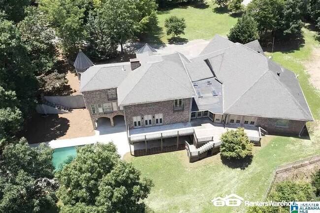 Building Photo - Remarkable 5 bedroom 6 bathroom estate loaded with charm