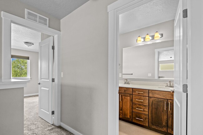 Building Photo - Discover this charming 4-bedroom, 2.5-bath...