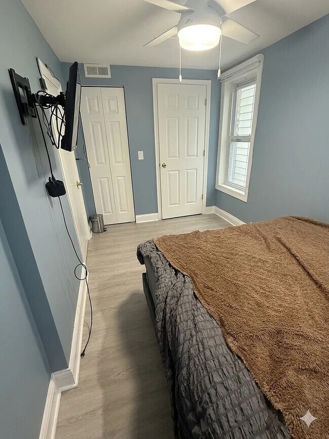 Building Photo - 1812 W Erie St