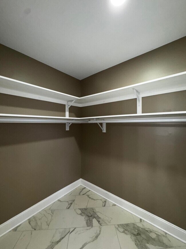 Building Photo - 564 Claymont Dr