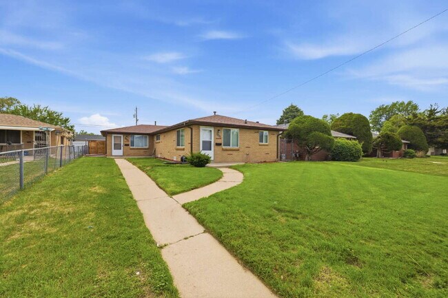Building Photo - Remodeled 2 Bed 1 Bath in Park Hill!
