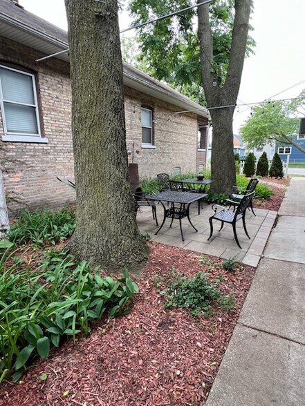 Building Photo - 132 Circle Ave