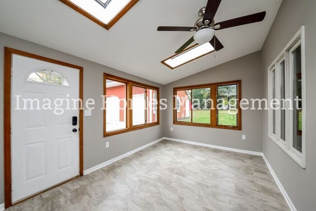 Building Photo - Recently Remodeled 3 Bedroom Duplex Ranch ...