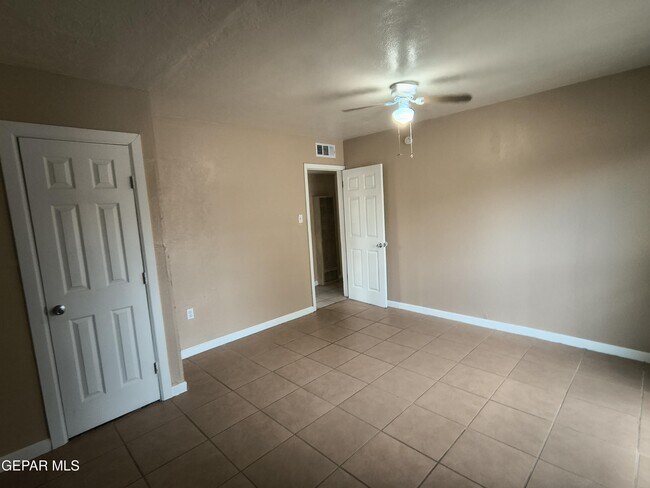 Building Photo - 4918 Guadalupe Dr