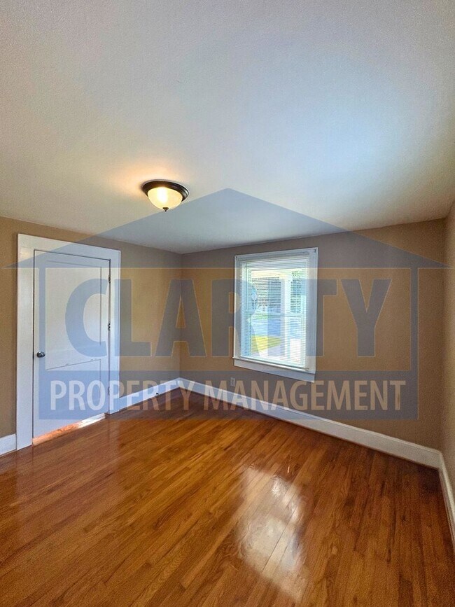 Building Photo - Three bedroom home downtown Cleveland!