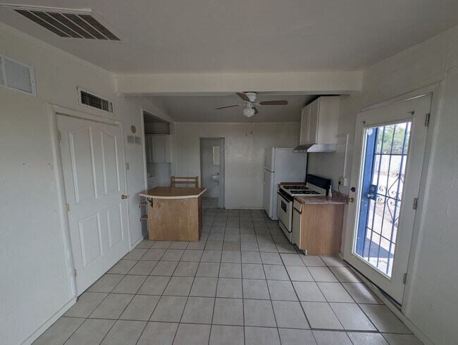 Building Photo - Cute 1 Bedroom 1 Bath Home