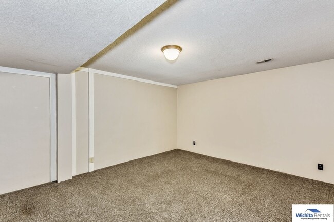 Building Photo - Showings starting 01/09!