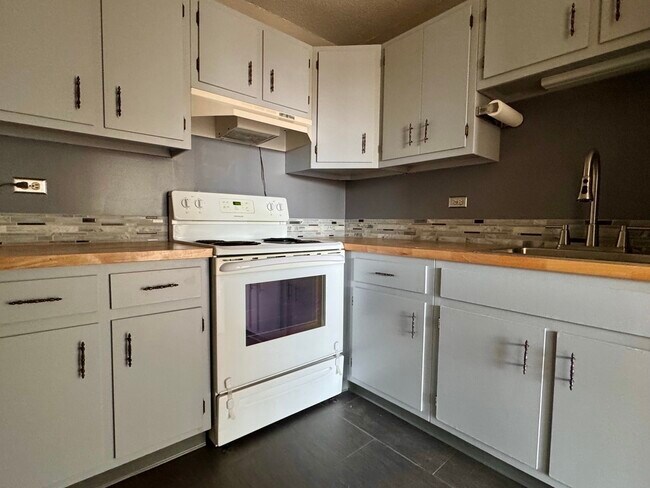Building Photo - 5100 N Marine Dr