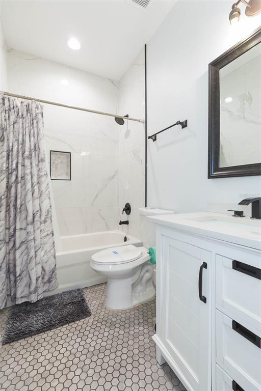 Building Photo - 2013 E Waters Ave