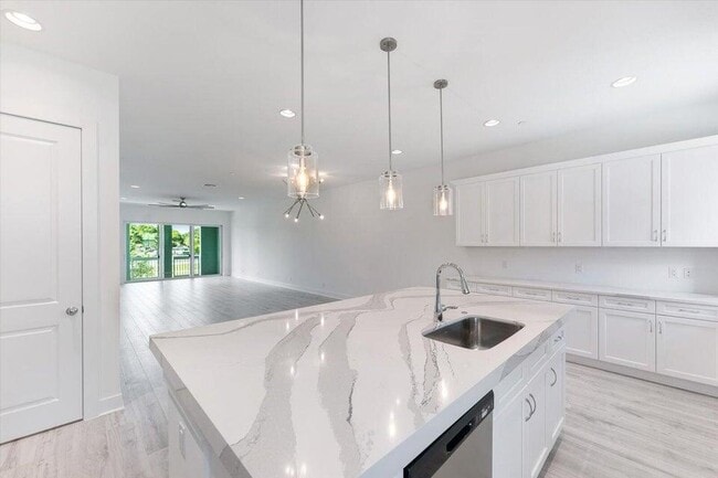 Building Photo - 12546 Gross Pointe Dr
