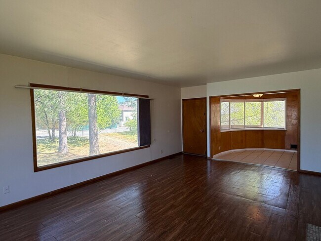 Building Photo - 5 Bedroom Home Available In Spokane Valley!