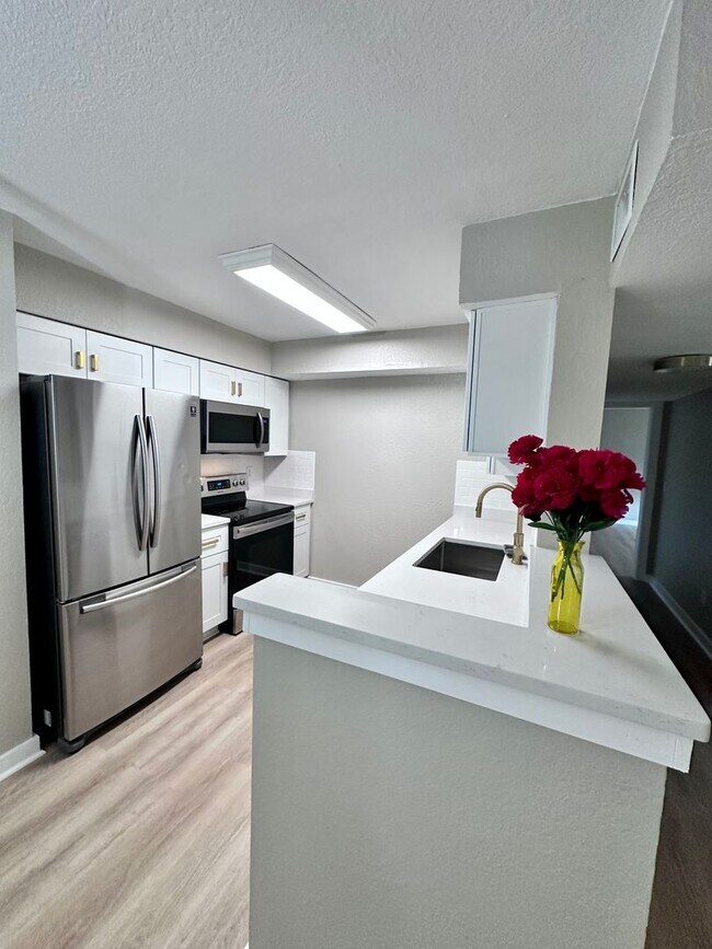 Building Photo - Fully Renovated  2B/2B  Condo near Beach in the Heart of Destin!
