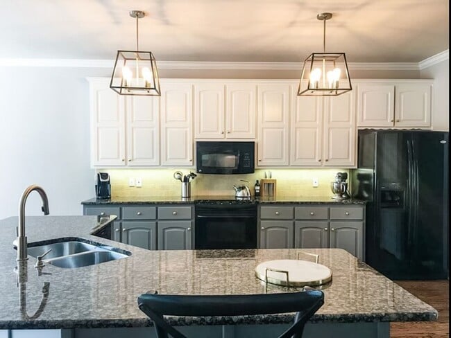 Building Photo - Mill Creek Executive Home Overlooking Golf Course at 17th Tee