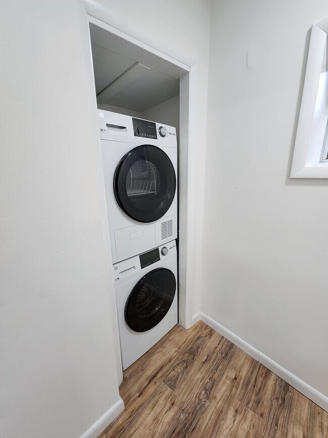 Building Photo - Spacious studio with deck available in NoLibs starting March 1st