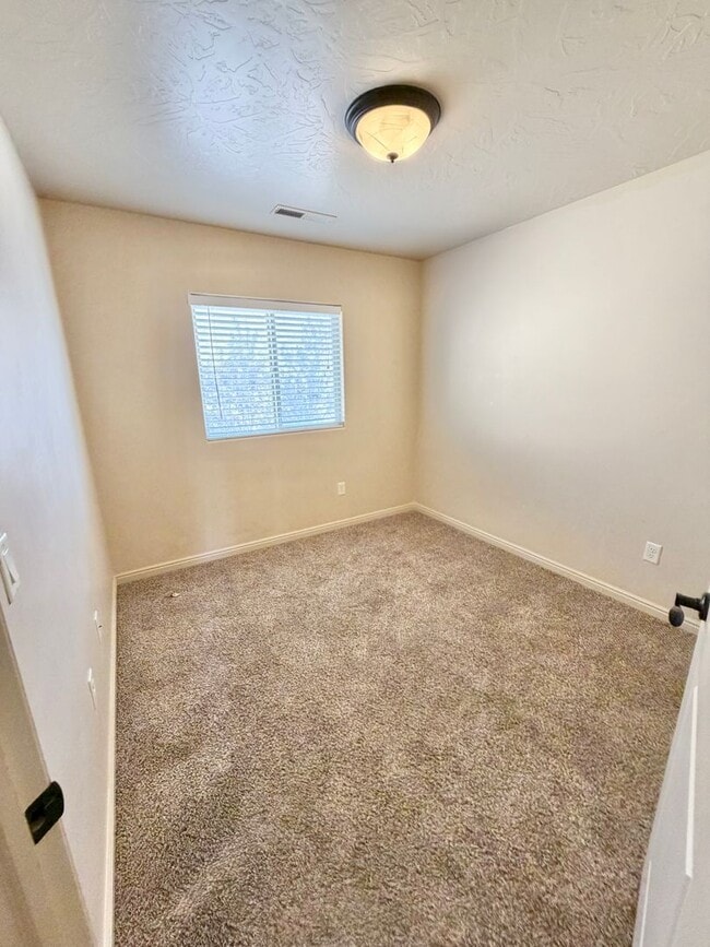 Building Photo - Fossil Hills #51-Beautiful town home near little valley