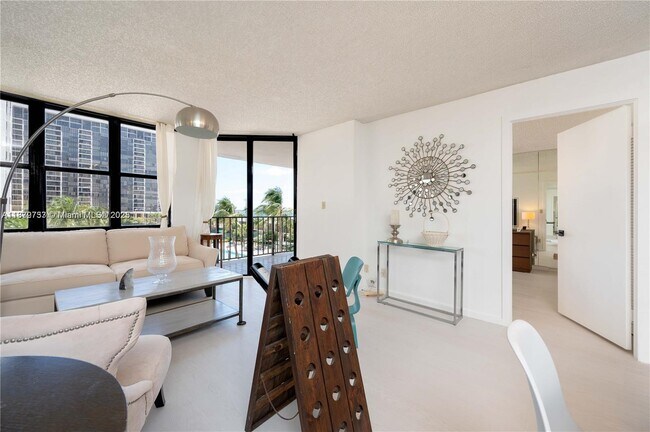 Building Photo - 1925 Brickell Ave