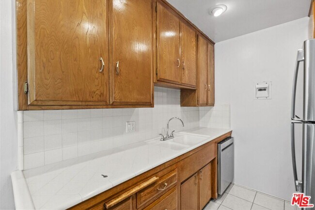 Building Photo - 15529 Moorpark St