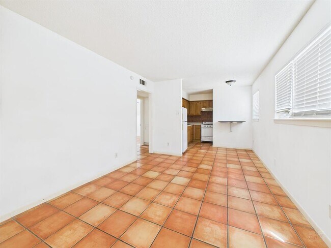 Building Photo - 803 W 28th St