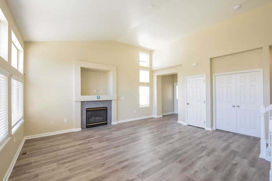 Building Photo - 11821 Elm Dr