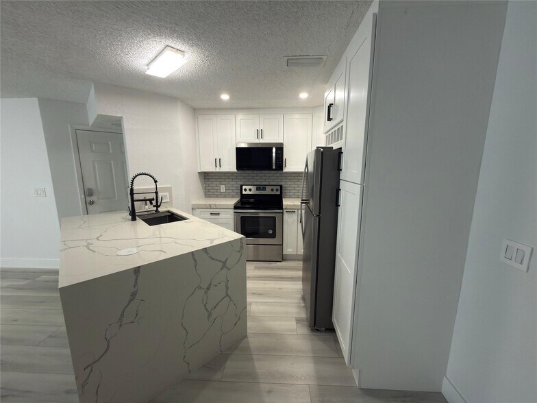 Building Photo - 3470 Pinewalk Dr N