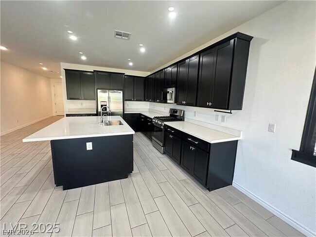 Building Photo - 9565 Camelback Crk Dr