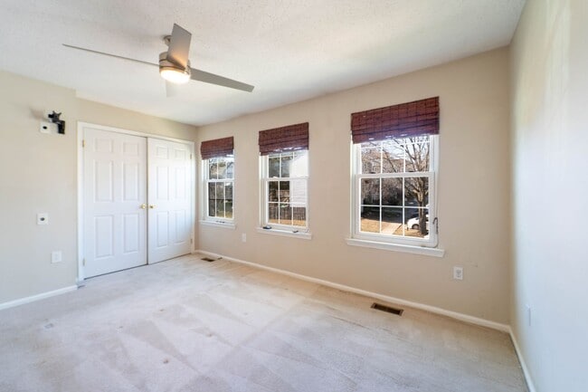 Building Photo - Great 3 BD 3.5 BA Townhome in a great location!