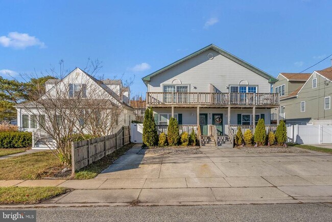 Building Photo - 413 W Beach Ave