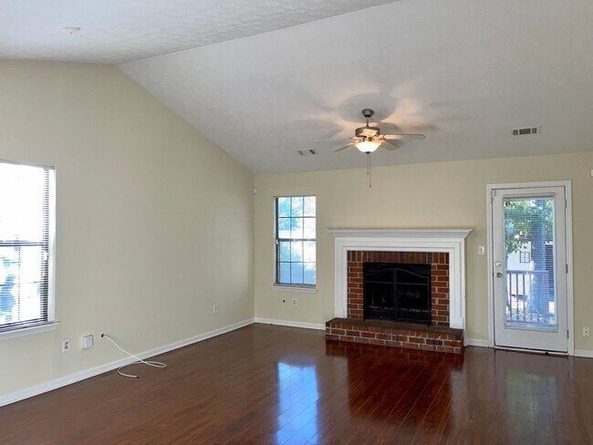 Building Photo - Spacious 3 Bed/2 Bath Ranch with Over 1800...