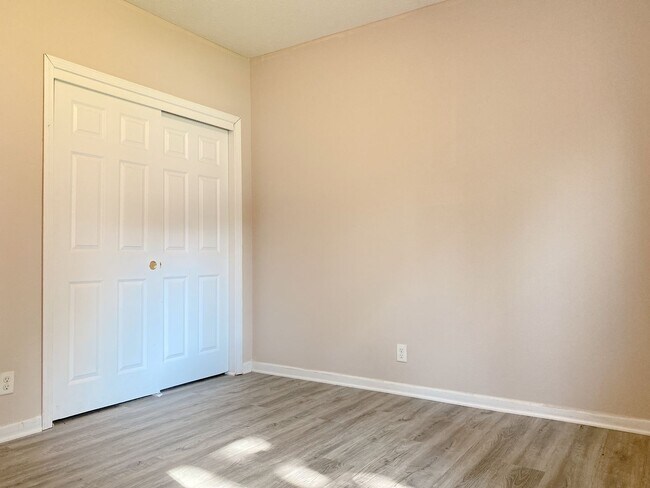 Building Photo - Stunning 5 bedroom, 2 bathroom house!