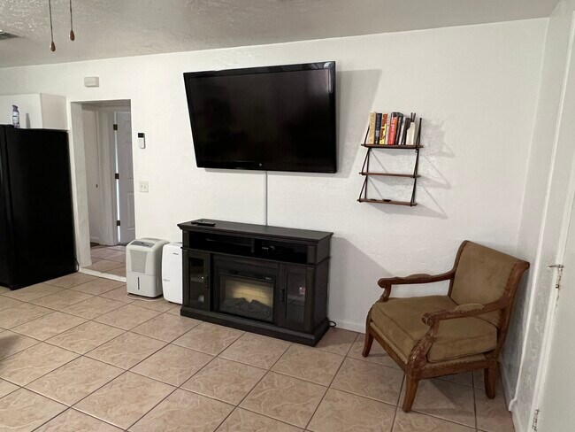 Building Photo - 2401 S Mellonville Ave