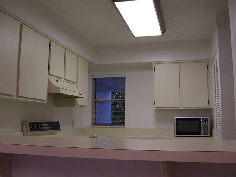 Kitchen - 5537 Sea Forest Dr