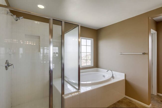 Building Photo - Beautiful Sky Ranch home with Spectacular Views!