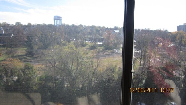 Building Photo - 1600 Park Cir