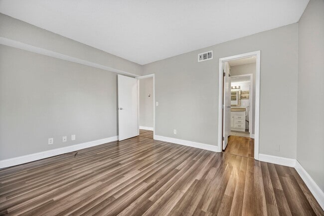 Building Photo - BG0218