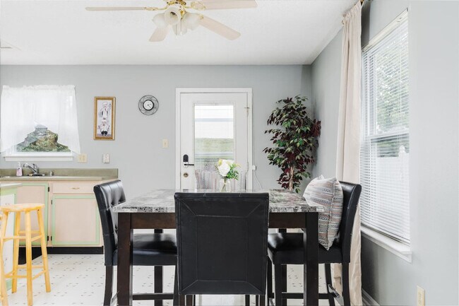 Building Photo - 2155 Shadowbrook Dr