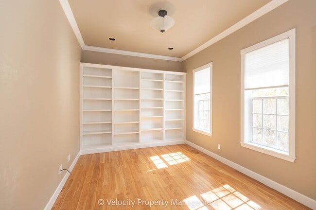 Building Photo - Awbrey Butte Home with Views!