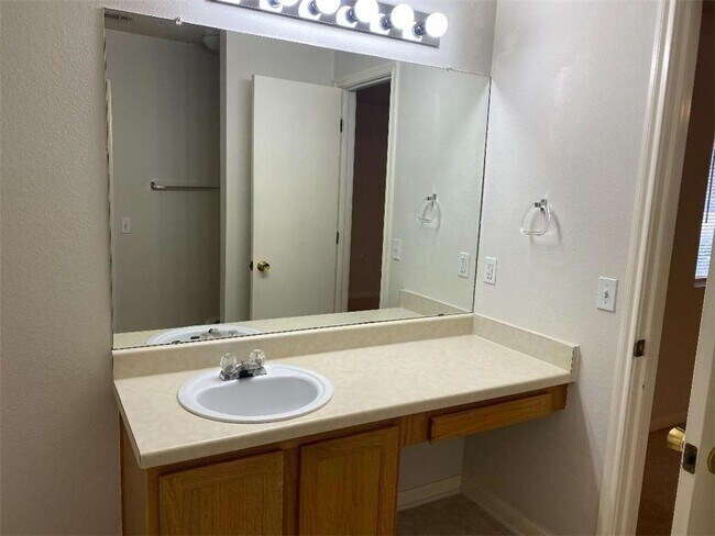 Building Photo - 4000 Barlow Dr