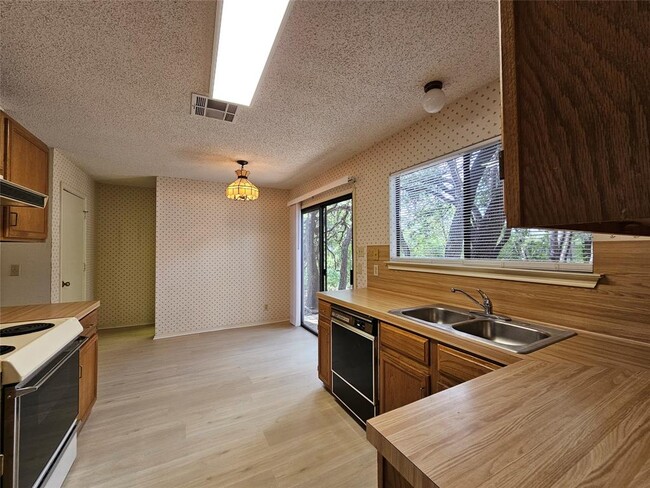 Building Photo - 13102 Briar Hollow Dr