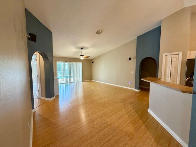 Building Photo - 4 bed 2bath with Pool