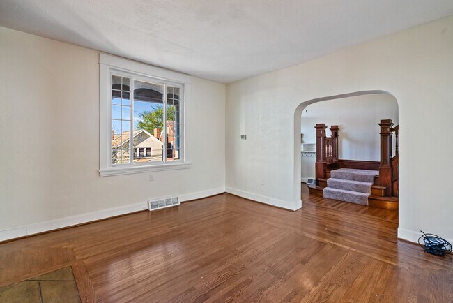 Building Photo - 5 bed 1 bath - newly updated, tons of space, central air, off street parking, laundry