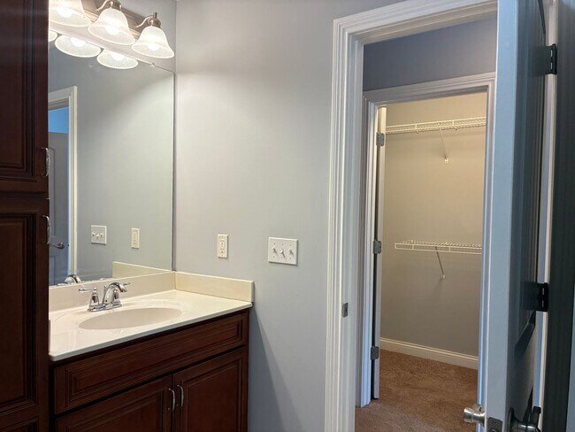 Building Photo - 137 Twin Lakes Dr
