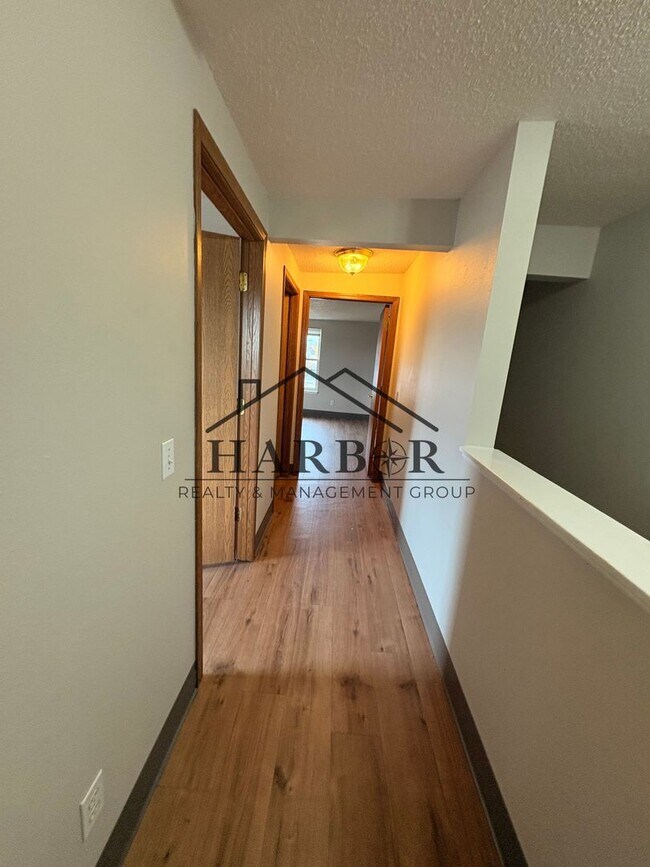 Building Photo - 146 S Broadway Ave