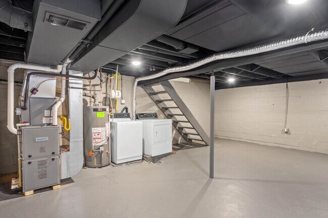 Building Photo - AVAILABLE OCT 1ST! DON'T MISS THIS RENOVAT...