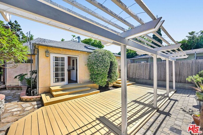 Building Photo - 655 Brooks Ave