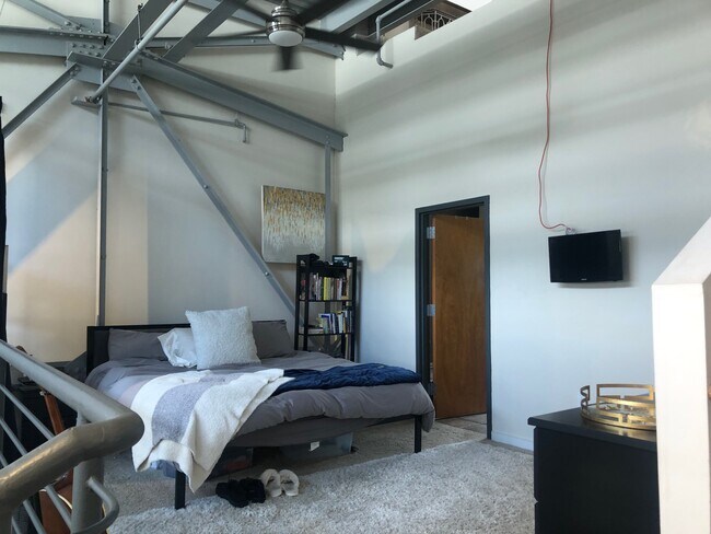 Bedroom Diff View - 400 Village Pky NE