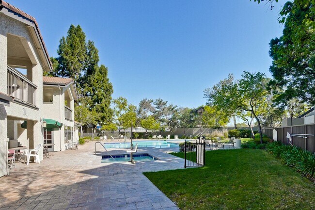 Building Photo - 1 Bed 1 Bath With Lots of Amenities!