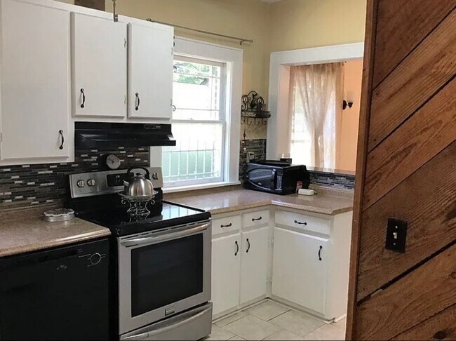 Building Photo - 3 bedroom 2 bath beautiful home with tons of character!