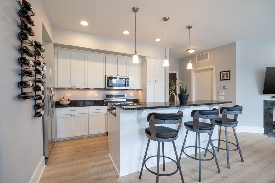 Building Photo - 711 W Grand Ave