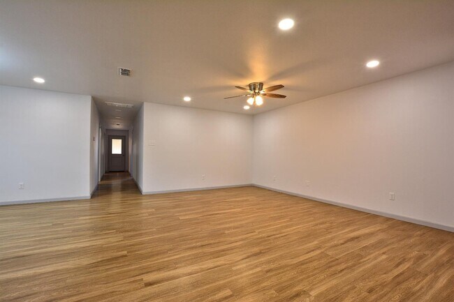 Building Photo - 1209 N Essex Ave